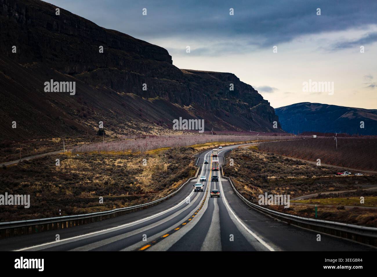 Autostrada 28 che collega Wenatchee a Quincy, una valle nel paesaggio montano. Foto Stock