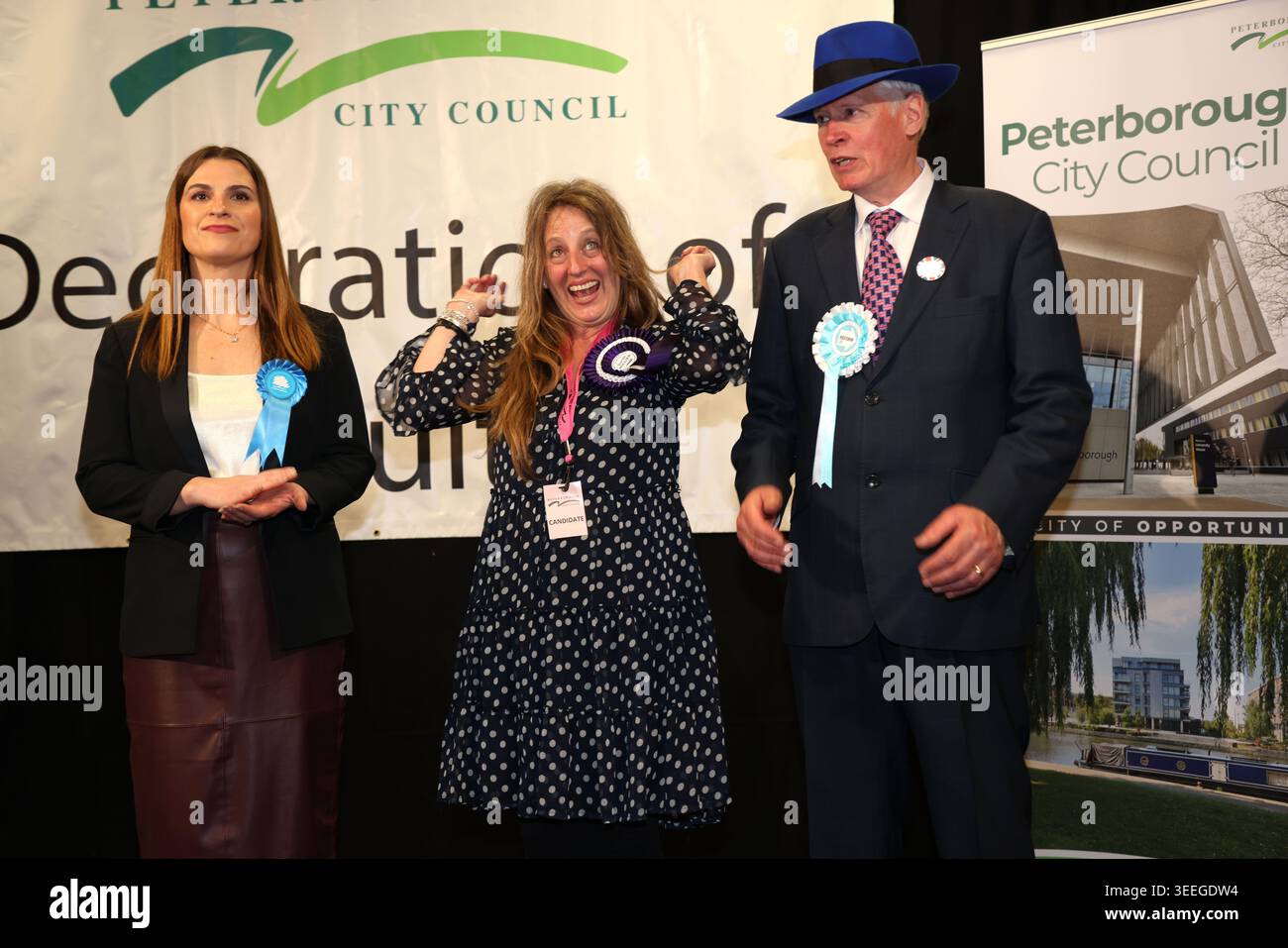Sarah Hillier vince il seggio per il primo partito Werrington Independent di Peterborough a Werrington, a Peterborough. I moduli di voto sono in, e contano Foto Stock