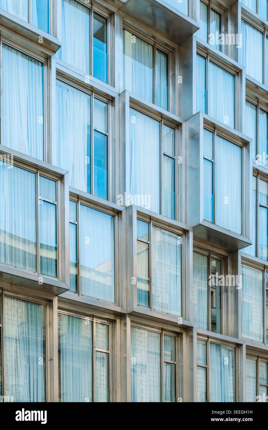 Facciata di un edificio moderno, finestre contemporanee in vetro con profilati in acciaio, design geometrico, Barcellona Foto Stock