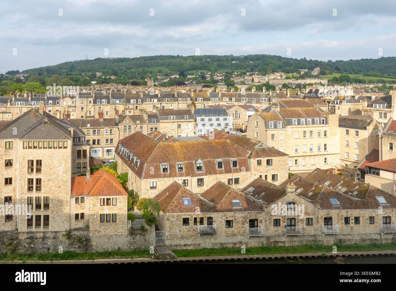 Vista sul fiume Avon degli edifici in stile georgiano, città di Bath, Somerset nord-orientale, Inghilterra, Regno Unito Foto Stock
