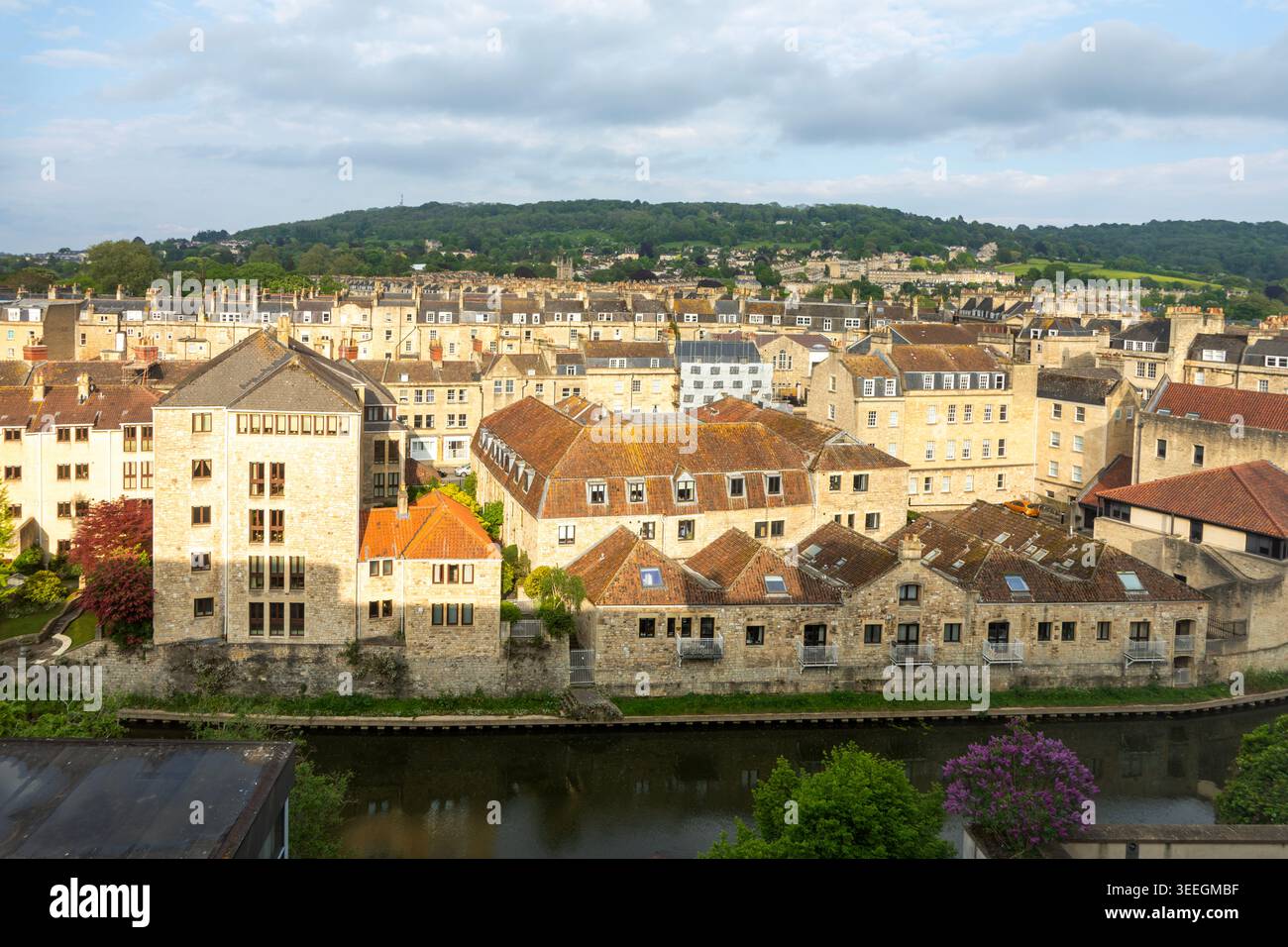 Vista sul fiume Avon degli edifici in stile georgiano, città di Bath, Somerset nord-orientale, Inghilterra, Regno Unito Foto Stock