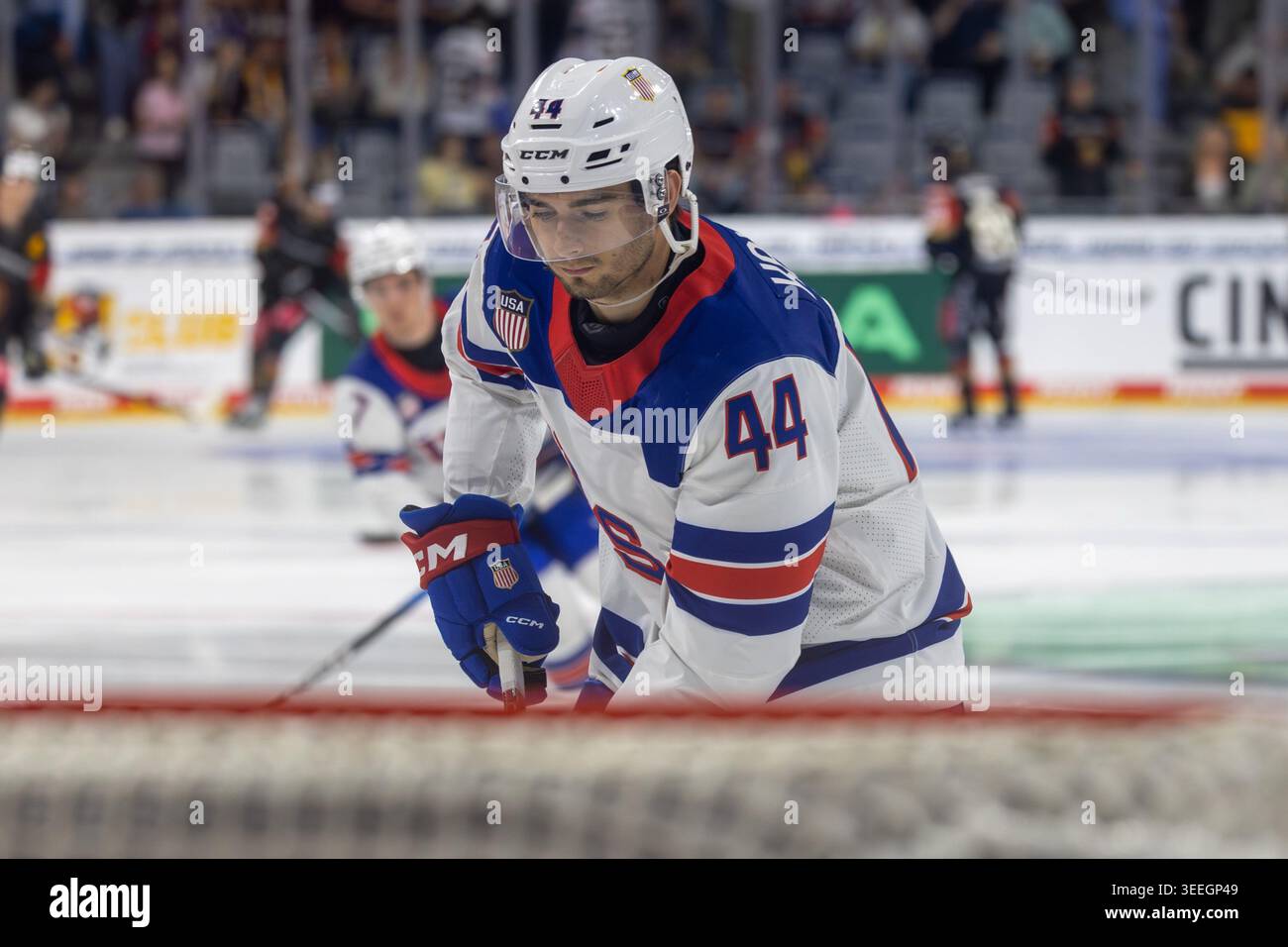 Eishockey-Länderspiel Deutschland gegen USA a Mannheim (letztes Vorbereitungsspiel vor der WM in der Schweiz)***Wyatt Kaiser (44, USA) beim warm-up Foto Stock