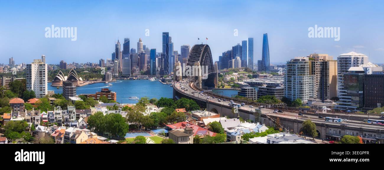 Vista aerea dal parco Kirribilli di Sydney al ponte del porto CBD tramite la superstrada M1 che entra nelle porte del ponte presso Milsons Point. Foto Stock