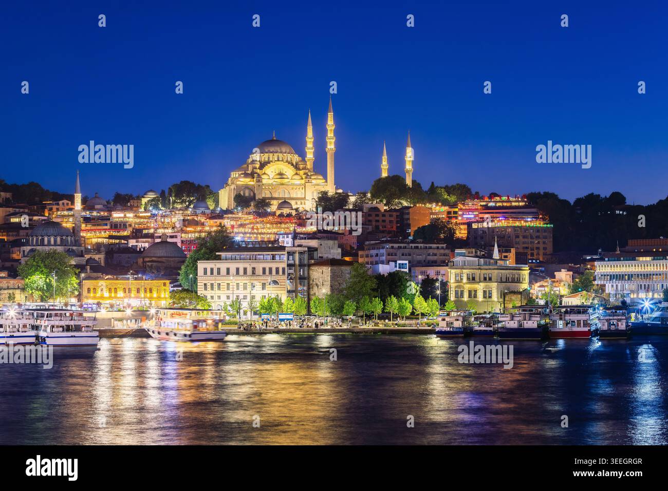Istanbul, Turchia. Vista notturna sulla baia del Corno d'Oro. Foto Stock