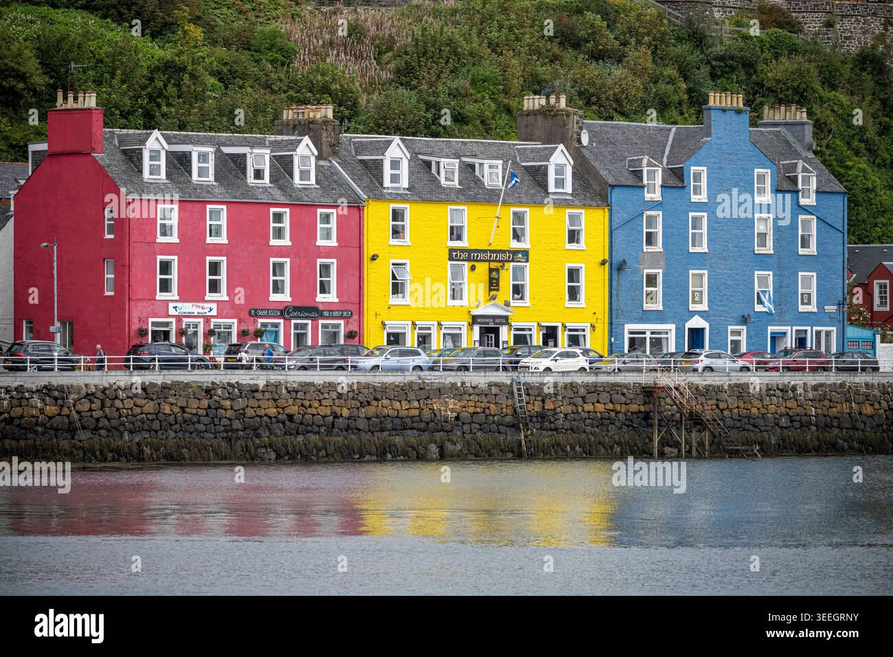 Case colorate sul fronte del porto a Tobermory sull'isola di Mull Foto Stock