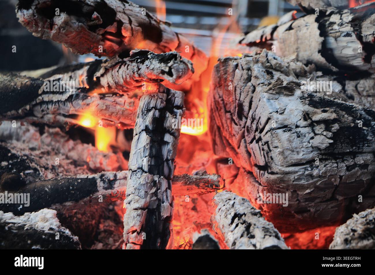 Legna da ardere e Ember brillanti da vicino Foto Stock