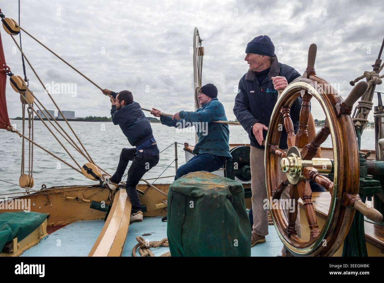 Salta sulla barca a vela tradizionale del Tamigi, sull'estuario del fiume Blackwater (Essex, Regno Unito) Foto Stock