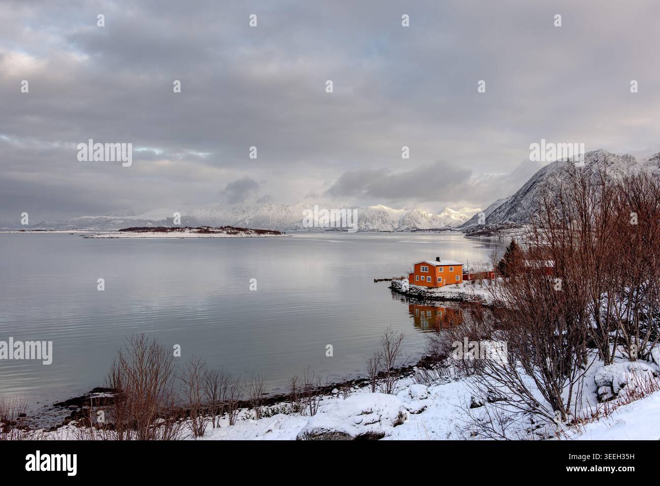Norvegia, arcipelago delle Lofoten: Paesaggio delle isole Lofoten. Vista del rorbus, tradizionali case stagionali norvegesi, tipico legno rosso Foto Stock