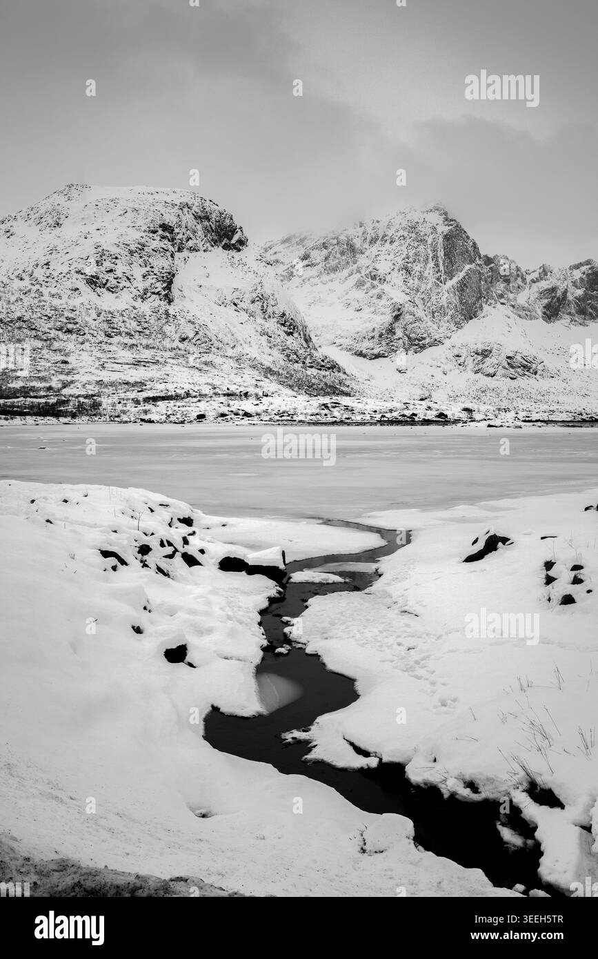 Norvegia, arcipelago delle Lofoten: Paesaggio delle isole Lofoten. Vista di Morpheus Beach, neve, ghiaccio e montagne innevate Foto Stock