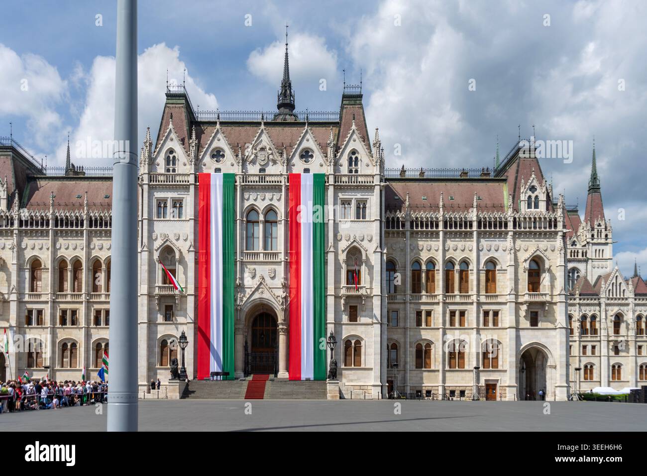 Il Parlamento ungherese ha decorato con bandiere nazionali durante la sessione inaugurale del 2026 che ha portato Péter Magyar al potere a Budapest. Foto Stock