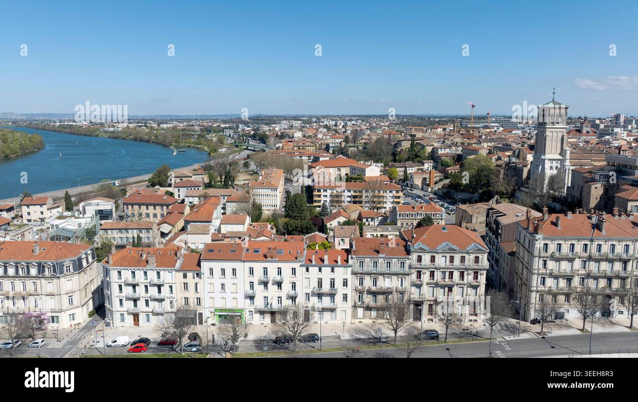 Valence (Francia sud-orientale): Veduta aerea dei tetti della città e degli edifici su Avenue Léon Gambetta, con la cattedrale sulla destra e il Foto Stock
