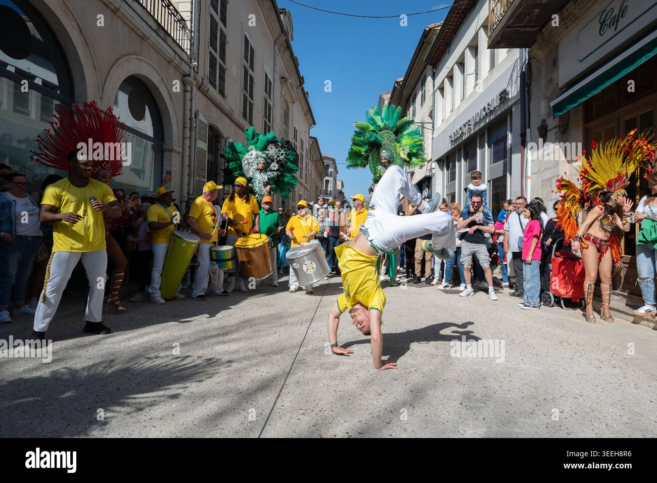 Montélimar (Francia sud-orientale): Atmosfera festosa per le strade durante il carnevale. Un gruppo di brasiliani che eseguono capoeira Foto Stock