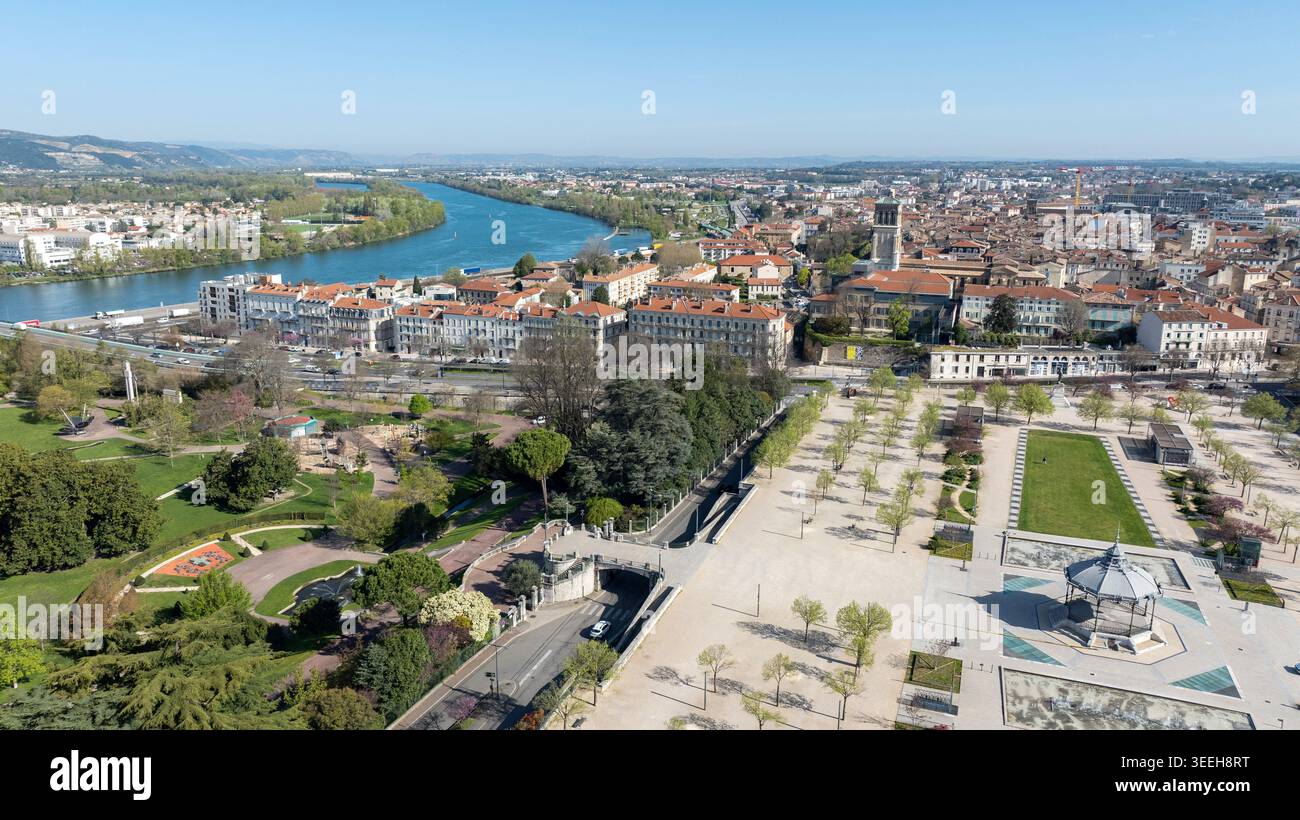 Valence (Francia sud-orientale): Veduta aerea dei tetti della città e degli edifici su Avenue Léon Gambetta, con la cattedrale sulla destra, il Rhô Foto Stock