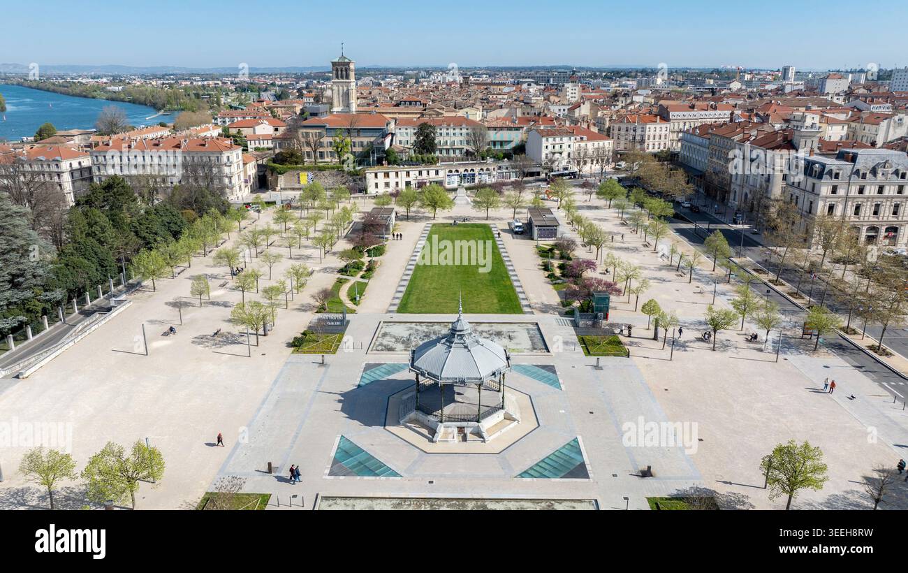 Valence (Francia sud-orientale): Veduta aerea della città, della spianata Champ de Mars e della tribuna "kiosque Peynet". In background, la build Foto Stock