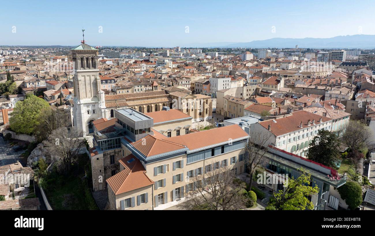 Valence (Francia sud-orientale): Vista aerea dei tetti degli edifici del centro, della cattedrale e del Museo d'Arte e Archeologia di Valence Foto Stock
