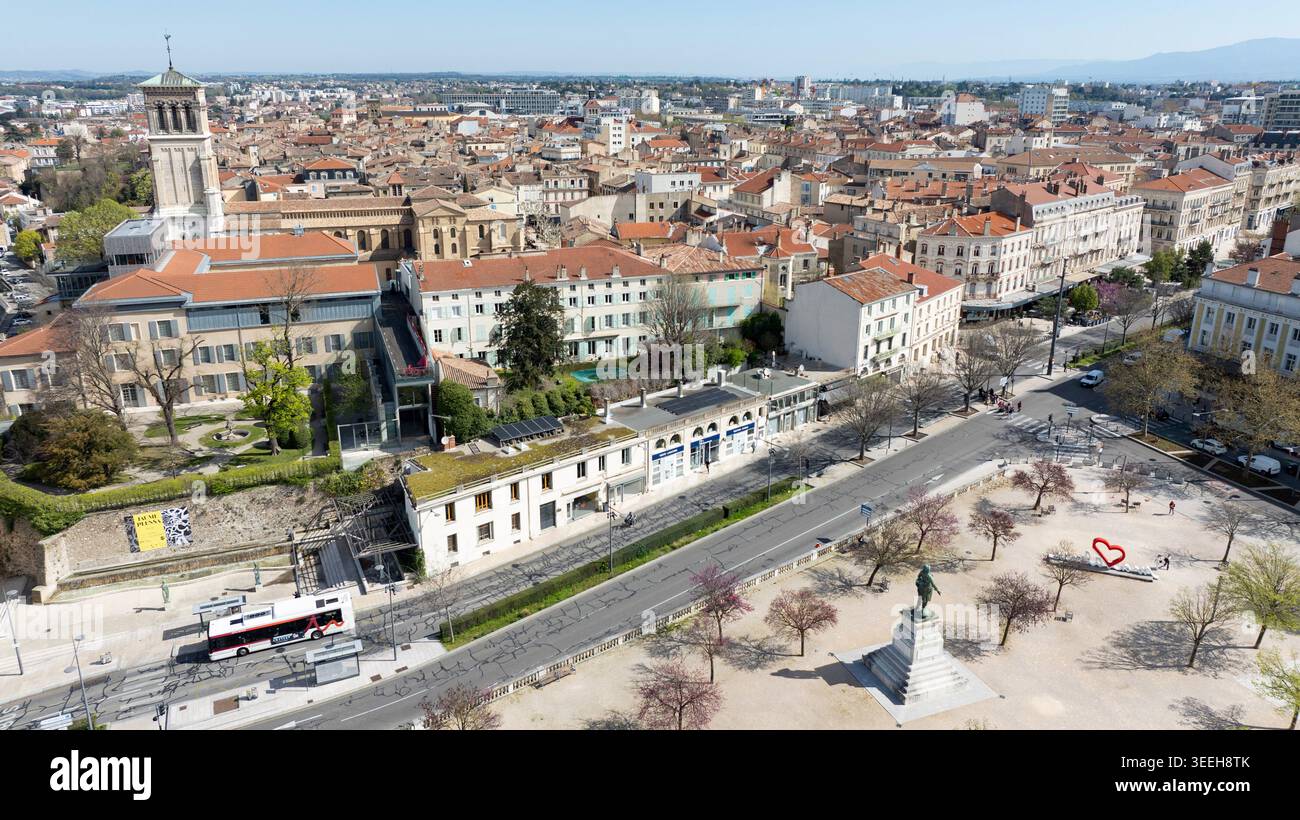 Valence (Francia sud-orientale): Vista aerea sui tetti degli edifici del centro, la cattedrale, il Museo d'Arte e Archeologia di Valence e Ave Foto Stock