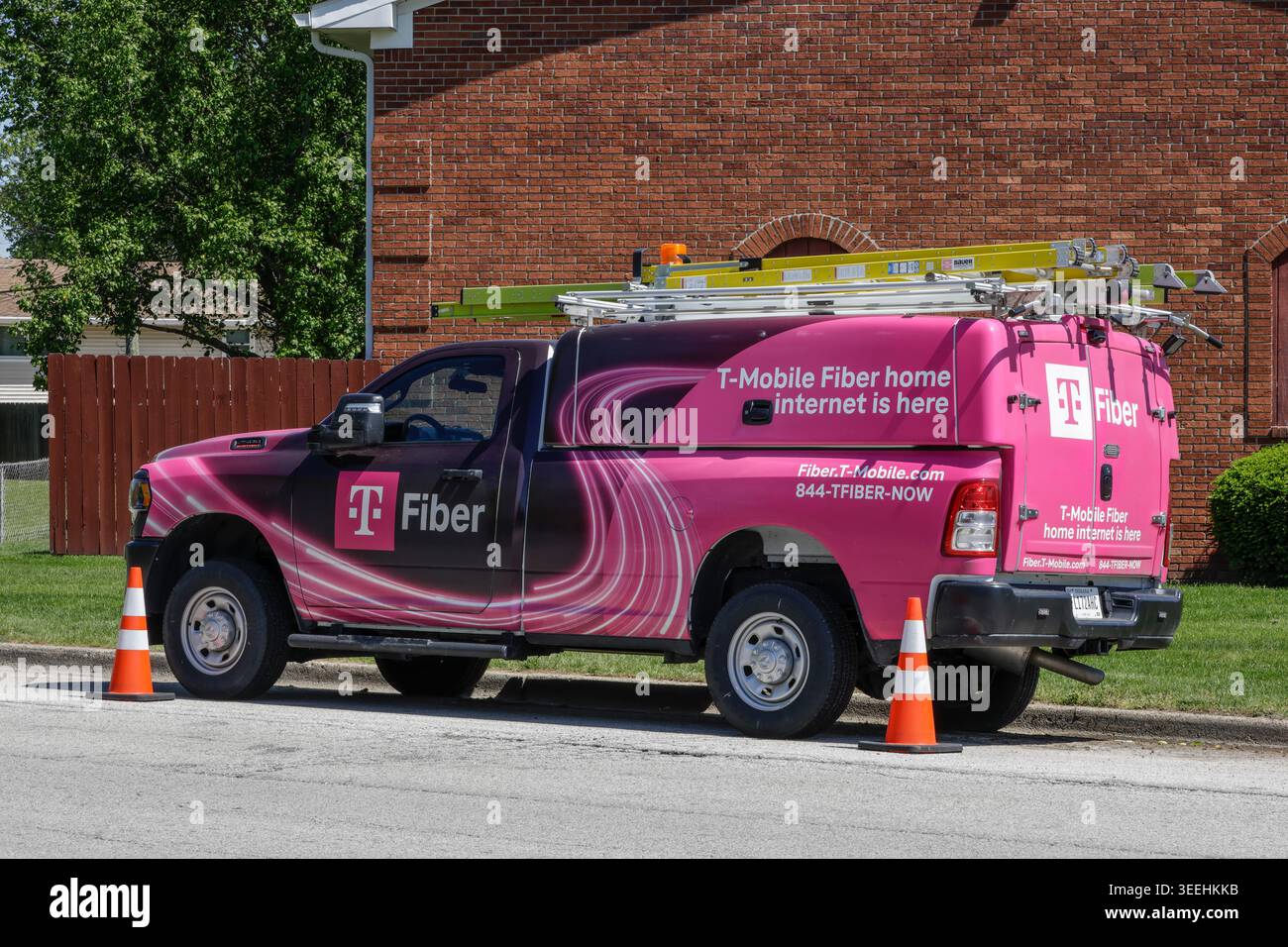 Kokomo - 10 maggio 2026: T-Mobile Fiber Installation Crew. Metronet è entrata a far parte di T-Mobile e ora fa parte del servizio Internet T-Mobile Fiber Home. Foto Stock