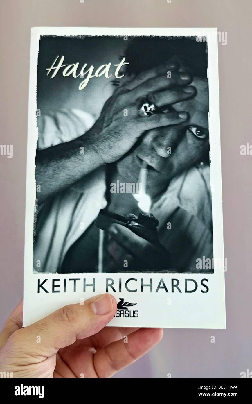 Edizione turca dell'autobiografia di Keith Richards intitolata Hayat, copertina con un classico ritratto in bianco e nero del musicista rock. Foto Stock