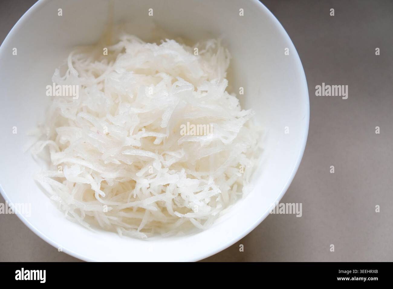 Raschietti rossi appena tagliati in un recipiente di ceramica Foto Stock