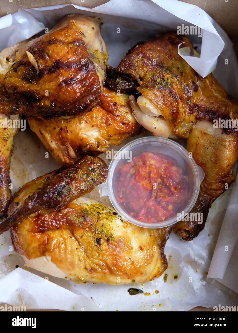 Un vivace primo piano di pollo alla griglia del Medio Oriente Foto Stock