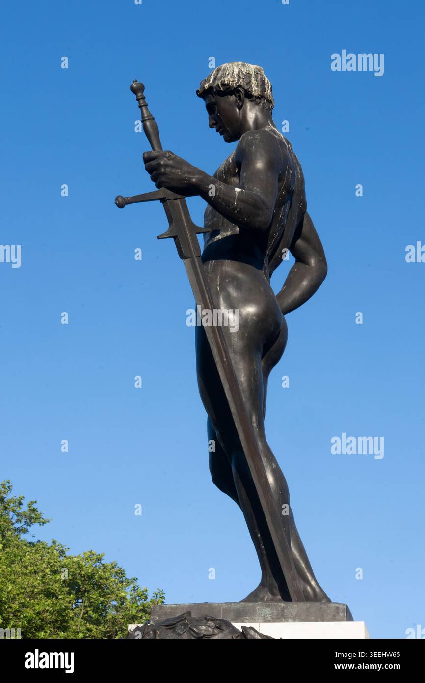 La statua del guerriero, che simboleggia la forza, il Machine Gun Corps Memorial Foto Stock
