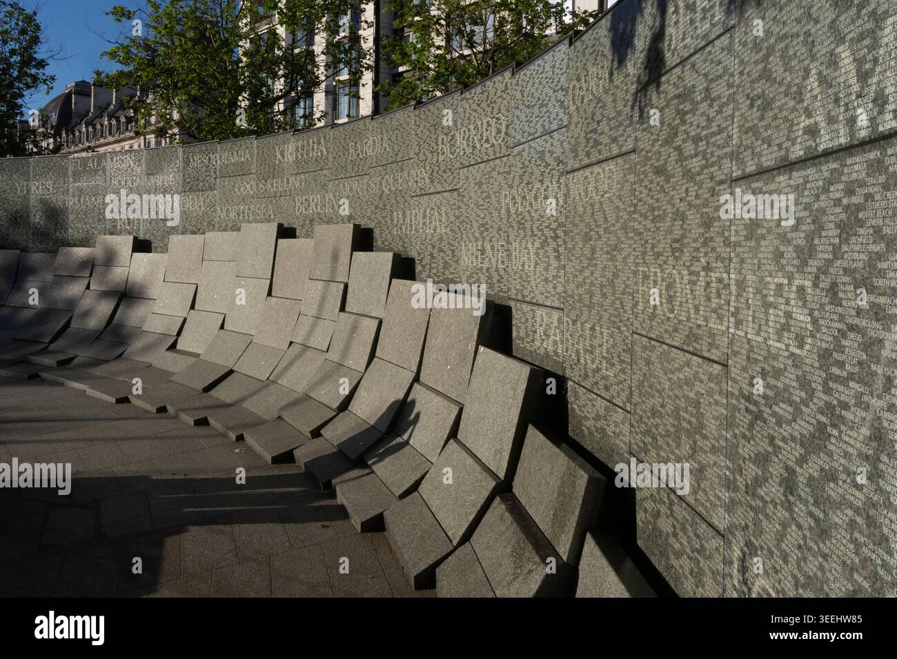 L'Australian War Memorial, Londra, onora le vittime con i nomi incisi su un muro. Foto Stock