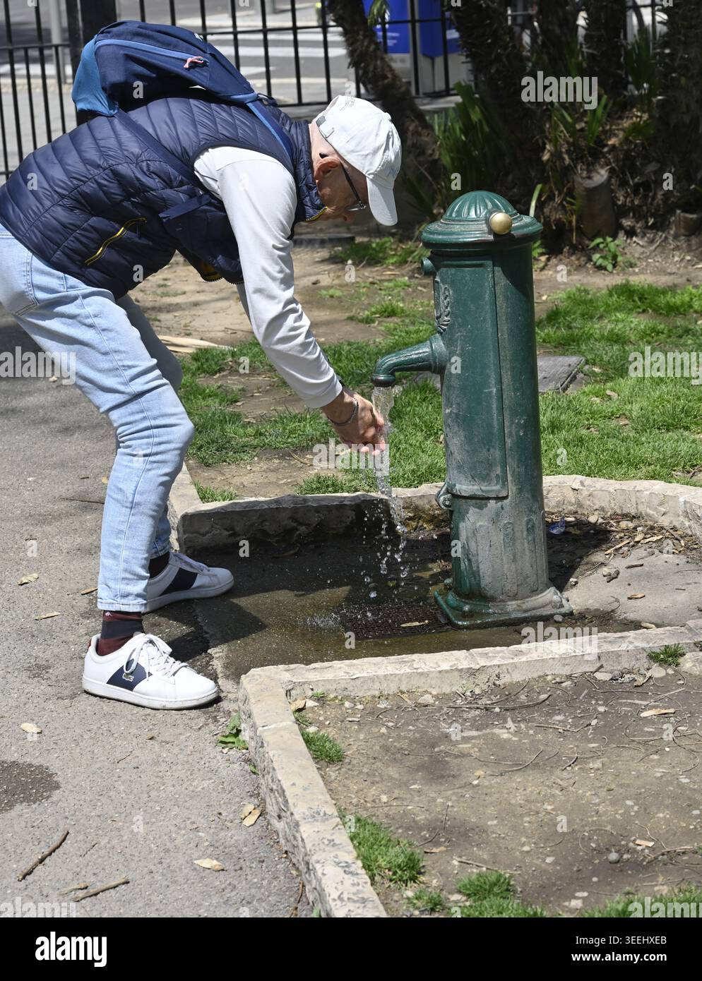 Lavarsi le mani nella fontana d'acqua del parco all'aperto, Francia Foto Stock