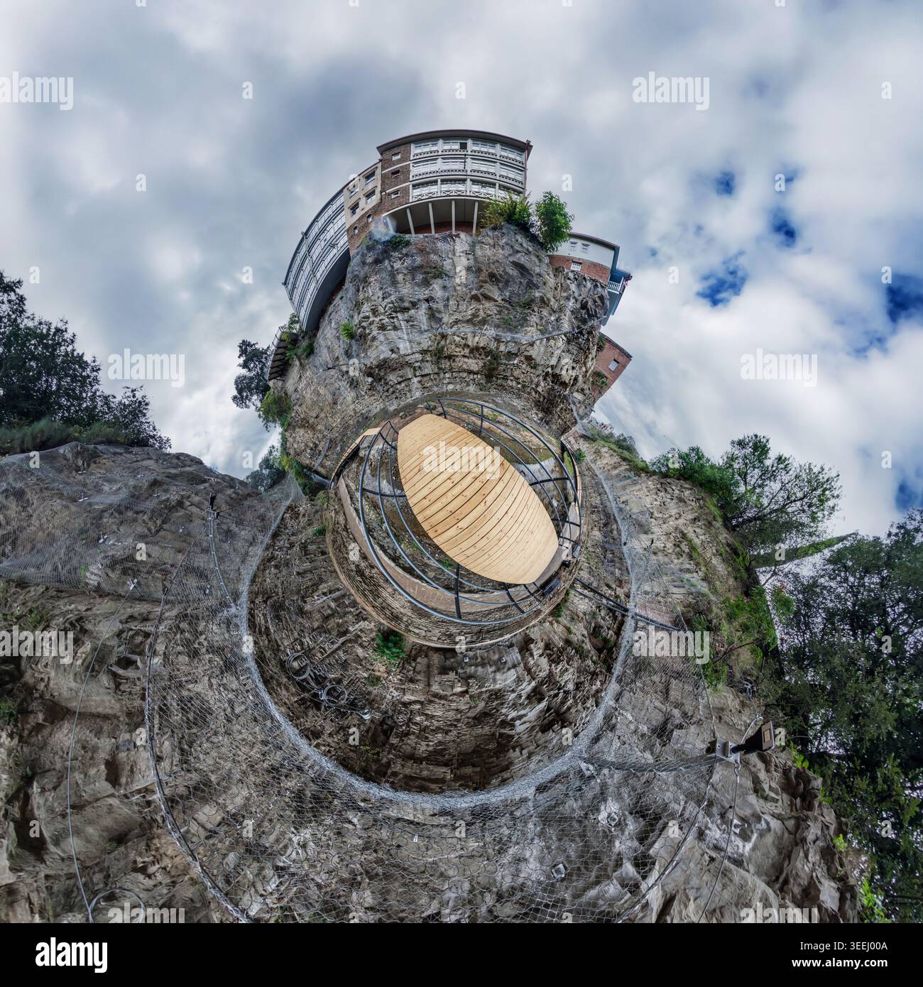 Un'astrazione sotto forma di un panorama del 360 attorcigliato in un globo con vecchi edifici in superficie Foto Stock