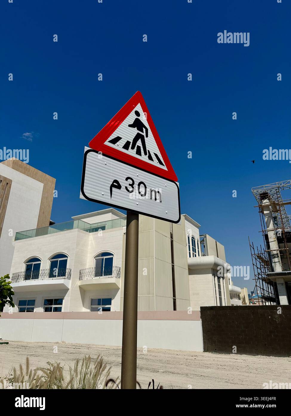 cartello segnaletico di attraversamento pedonale per ciclisti - Immagine stock catturata con smartphone