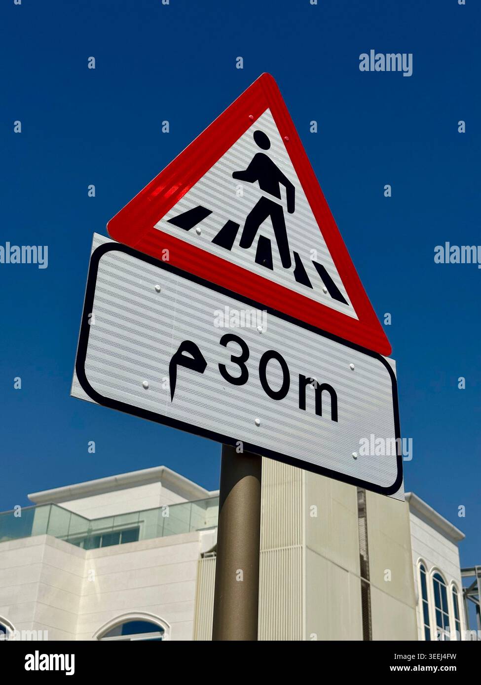 cartello segnaletico di attraversamento pedonale per ciclisti - Immagine stock catturata con smartphone