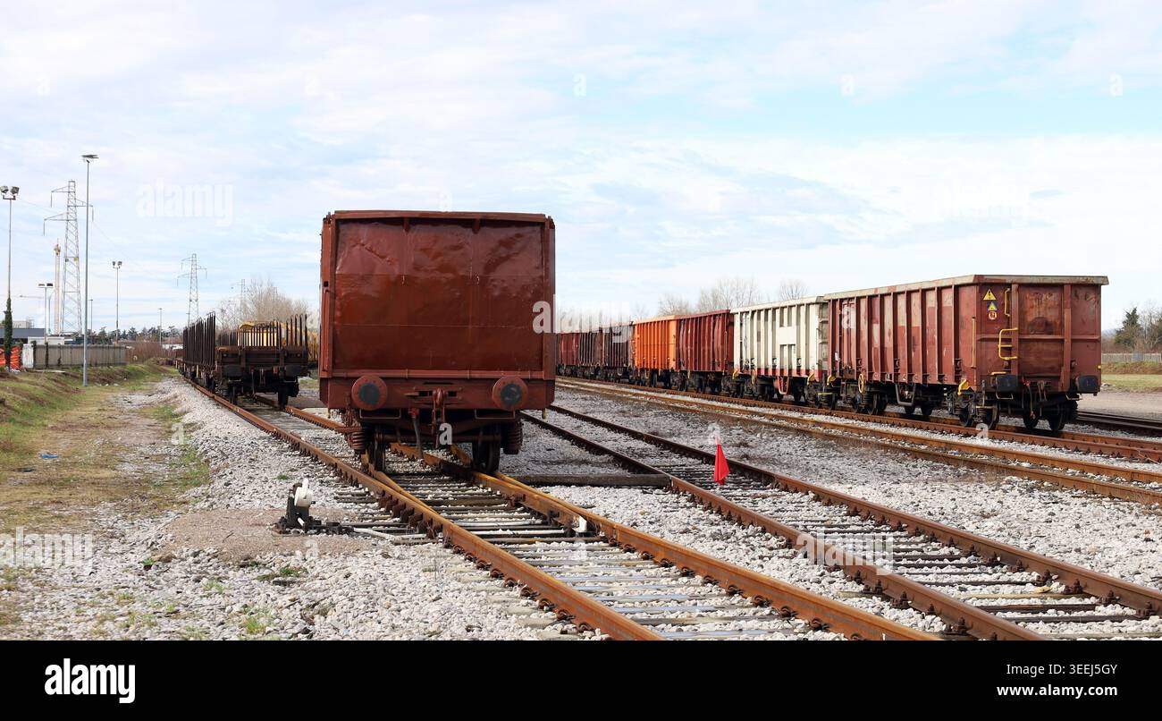 Vagoni ferroviari in attesa di una ferrovia senza uscita sotto un cielo nuvoloso. Vista posteriore. Foto Stock