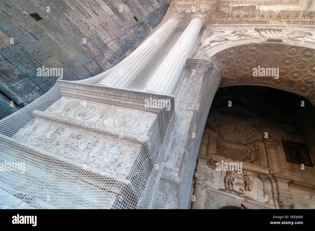 Una rete protettiva copre le colonne e i fregi all'ingresso del castello maschio Angioino. Napoli Foto Stock