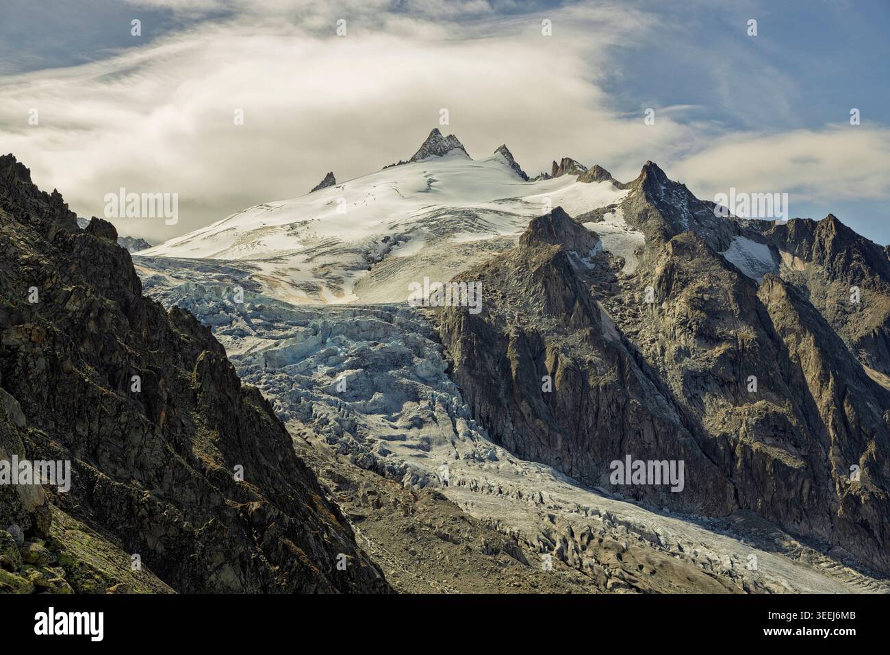 Fenetre d'Arpette, Svizzera - 17.09.2025: Un panorama mozzafiato di un maestoso ghiacciaio alpino che scende attraverso aspre montagne d'alta quota Foto Stock