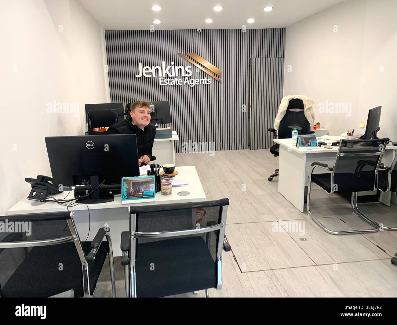 Gli interni moderni degli uffici di Jenkins Estate, agenti di Northampton, lavorano in un ambiente di lavoro moderno e luminoso a Northampton, Inghilterra, che affitta un'azienda - Immagine stock catturata con smartphone