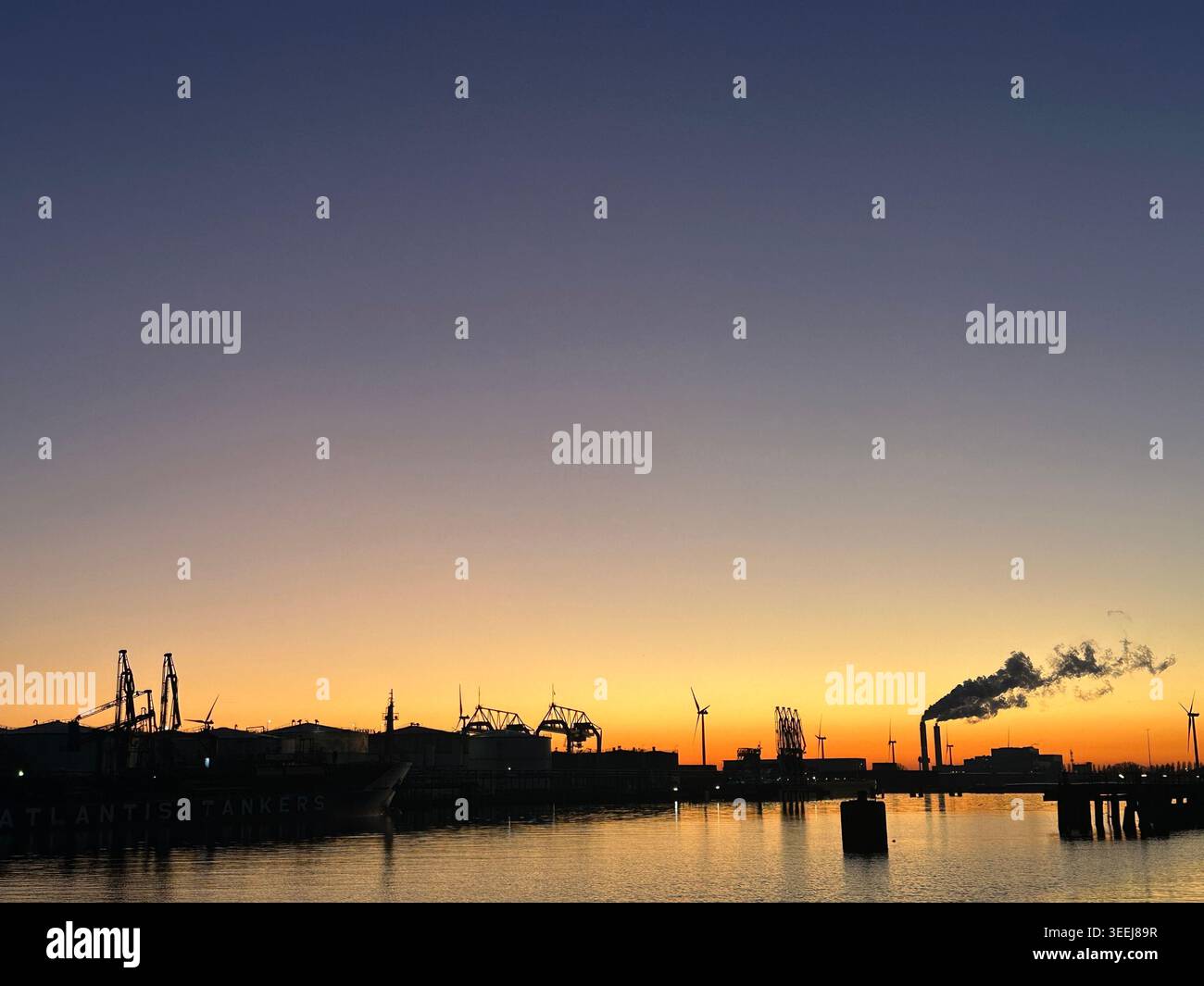 Porto di Amsterdam. Porto olandese. Area degli edifici industriali. Industria nei Paesi Bassi Foto Stock