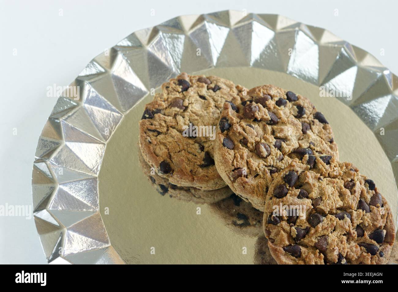 Classici biscotti con gocce di cioccolato su un piatto di alluminio. Foto Stock