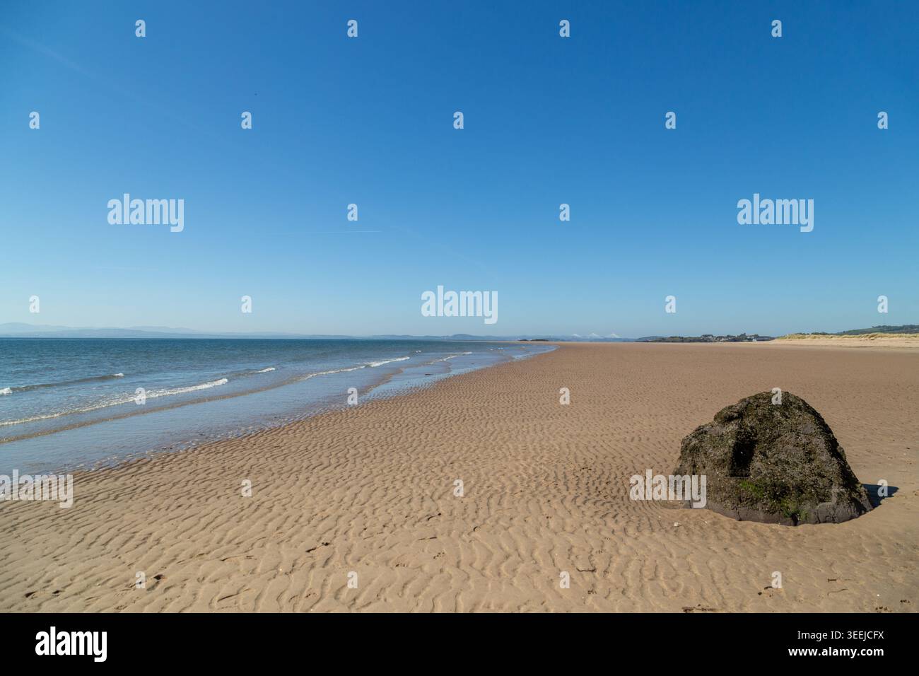 Una spiaggia sabbiosa lungo il percorso della bassa marea del sentiero costiero fife tra Burntisland e Kinghorn, Fife, Scozia Foto Stock