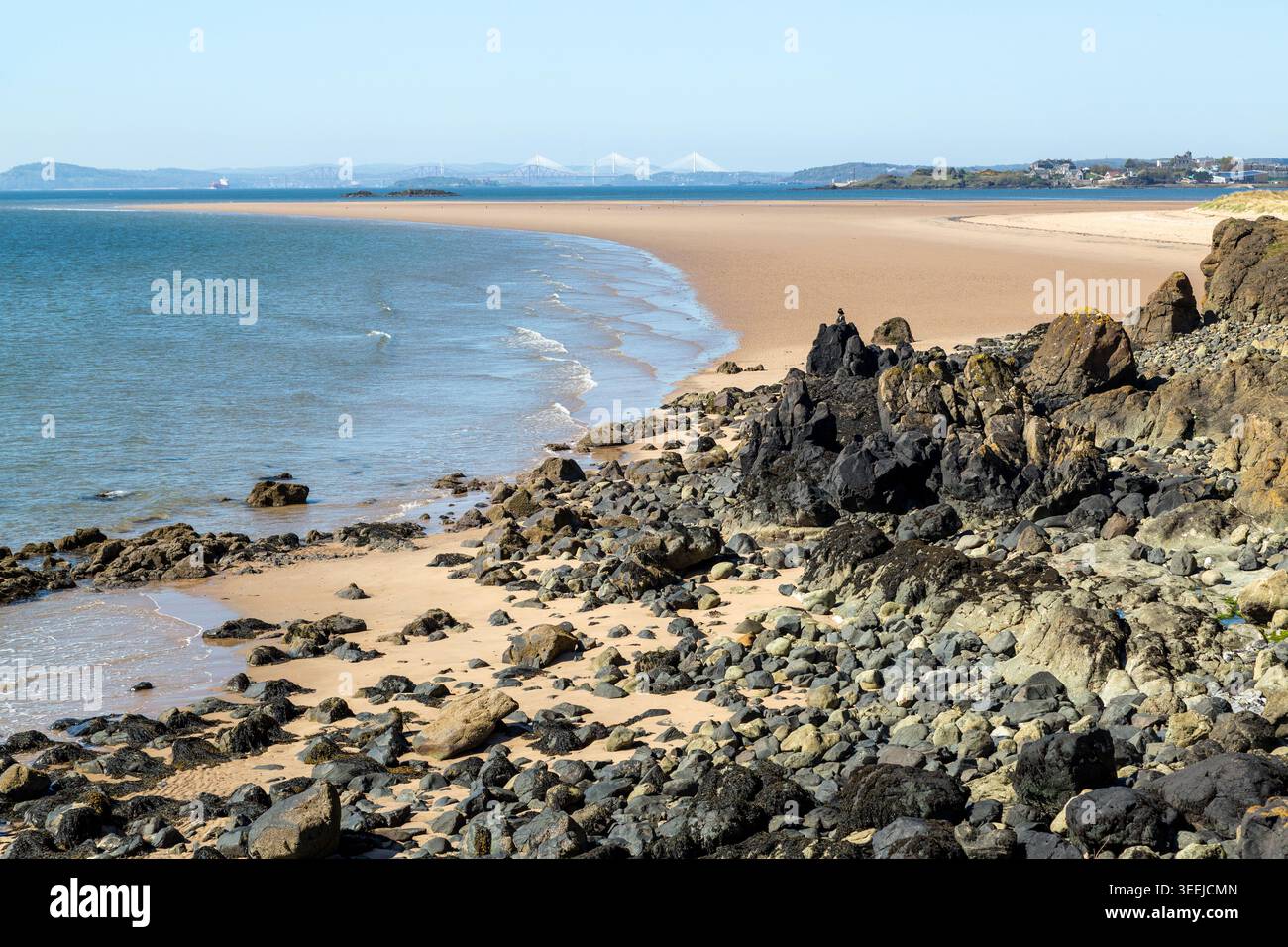 Camminando lungo il percorso alternativo con bassa marea del sentiero costiero fife tra Burntisland e Kinghorn, Fife, Scozia Foto Stock