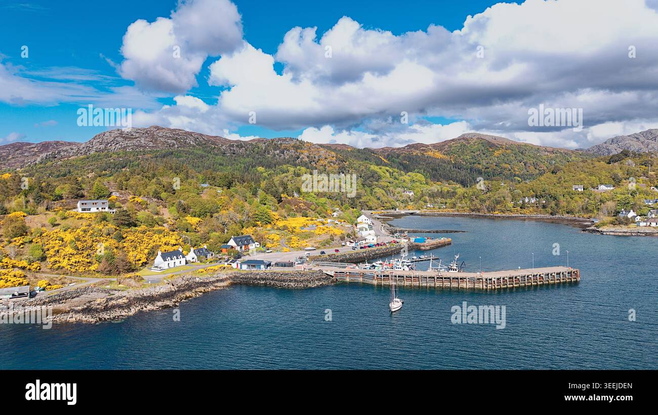 Gairloch Harbour Wester Ross Scotland, l'area riparata del porto e fiori gialli di gorse in primavera Foto Stock