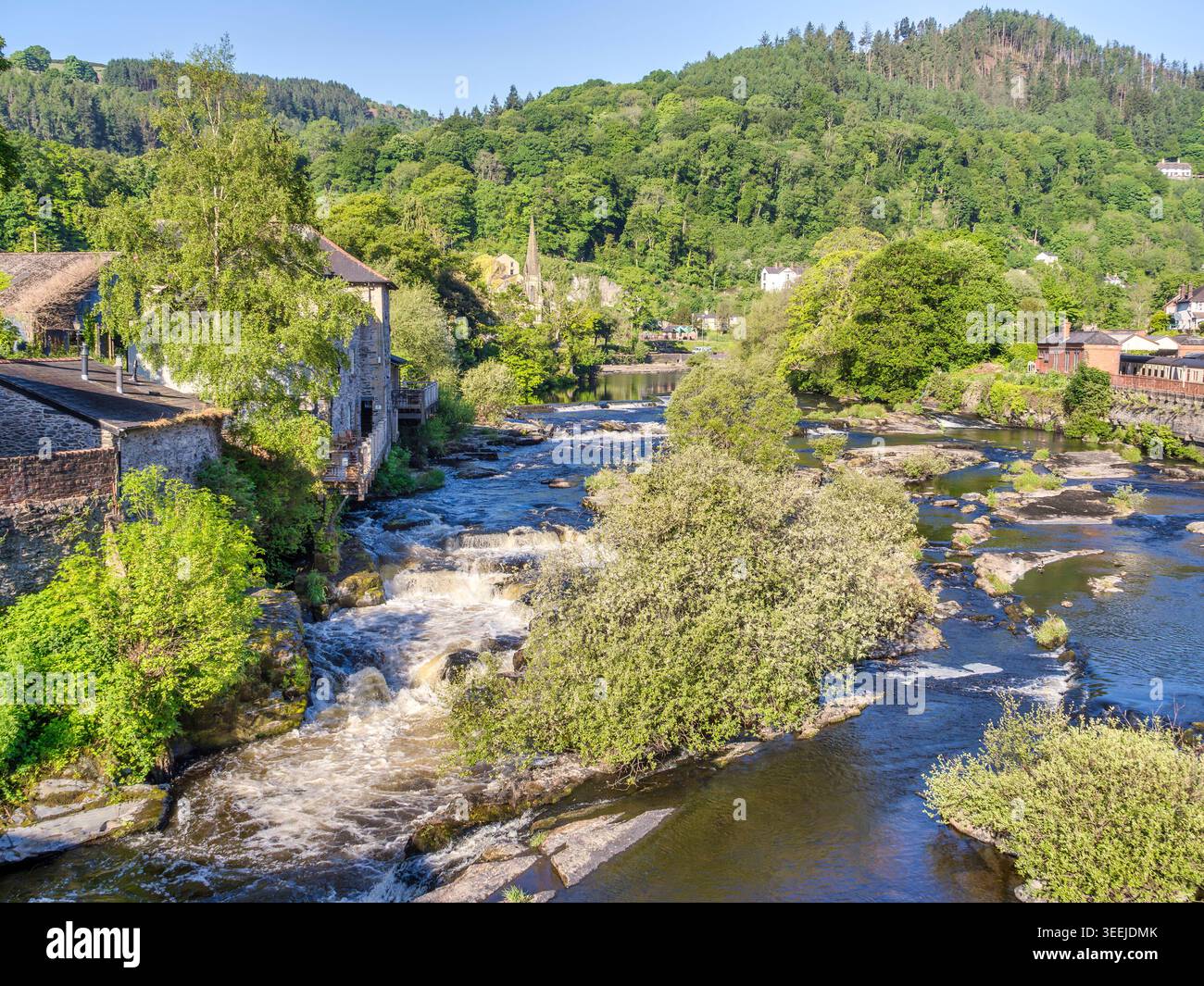 Llangollen e il fiume Dee, mentre il fiume scorre attraverso la città in una serie di rapide, e la Llangollen Methodist Church. Foto Stock