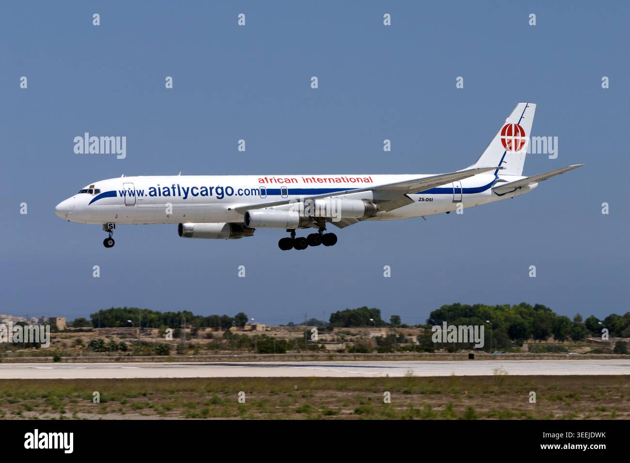 African International Airways McDonnell Douglas DC-8-62H(F) (REG: ZS-OSI) atterrando sulla pista 32 nel caldo torrido di mezzogiorno dell'estate. Foto Stock