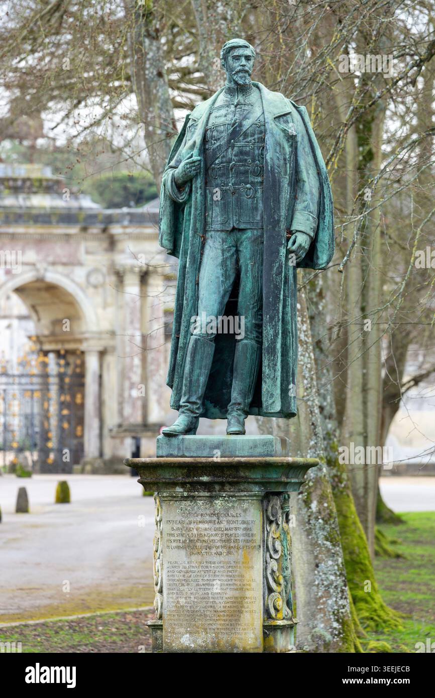 Una statua di George Robert Charles, XIII conte di Pembroke e Montgomery, situata vicino a Wilton House nel Wiltshire, Regno Unito Foto Stock