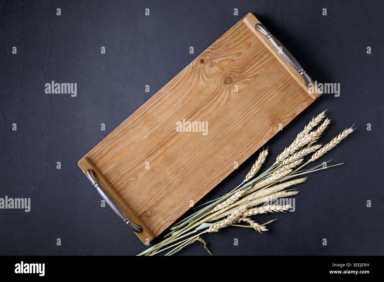 vassoio in legno su un tavolo in pietra nera Foto Stock