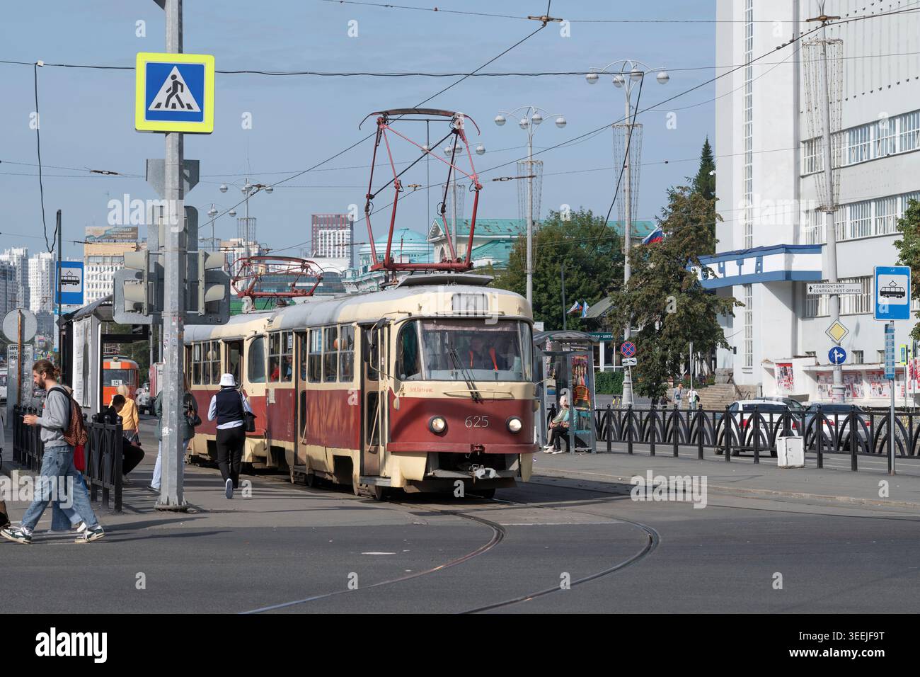 EKATERINBURG, RUSSIA - 22 AGOSTO 2025: Il vecchio tram cecoslovacco del Tatra T3 (due porte) su una strada della città in un giorno di agosto di sole. Ekaterinburg Foto Stock