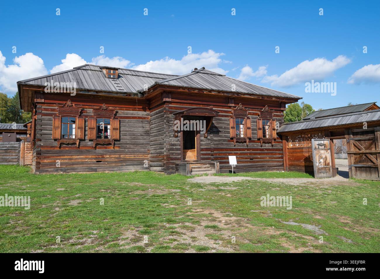 TALTSY, RUSSIA - 8 SETTEMBRE 2025: Il vecchio edificio della locanda sull'ufficio della stazione in una giornata estiva di sole. Taltsy Architectural and Ethnographic Museum Foto Stock