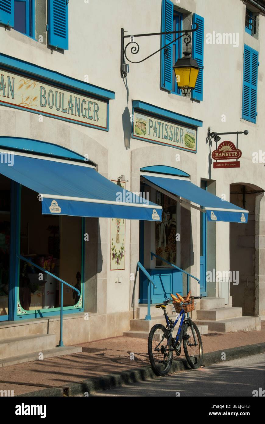 Pasticceria di Boulangerie con cesto per biciclette e bastoncini di pane baguette nel centro di Meursault Borgogna, Cote d'Or, Francia Foto Stock