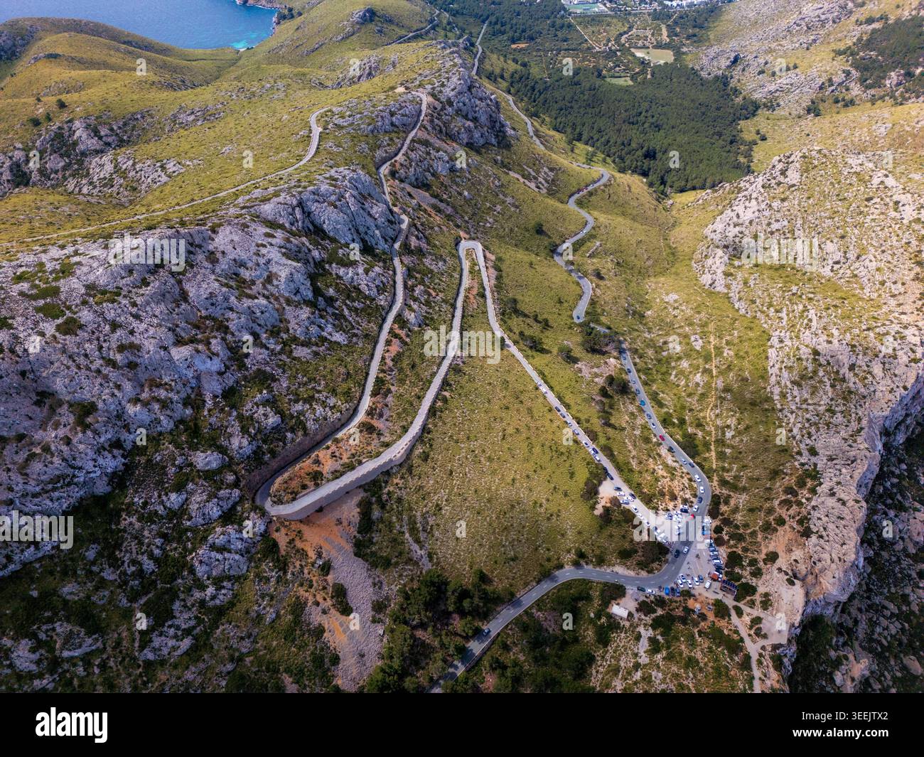 Vista aerea delle tortuose strade di montagna di Cap de Formentor, circondate da scogliere rocciose e da una lussureggiante vegetazione verde nelle Isole Baleari, in Spagna. Foto Stock