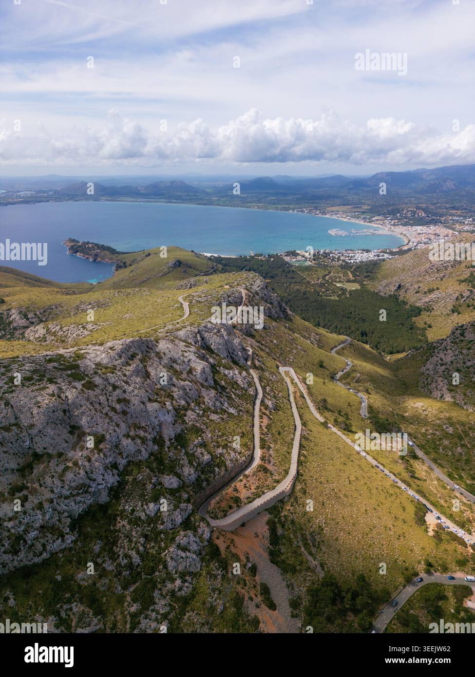Vista aerea della tortuosa strada di montagna che conduce a Cap de Formentor con la baia turchese e le scogliere aspre delle Isole Baleari, in Spagna. Foto Stock