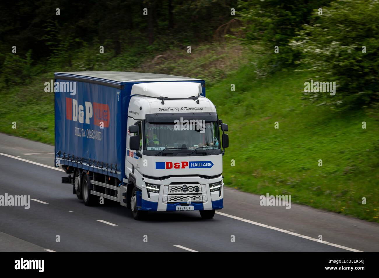 Trasporti D&P, Renault Curtainside HGV rigido, autostrada M65, Altham, Lancashire, Inghilterra Foto Stock