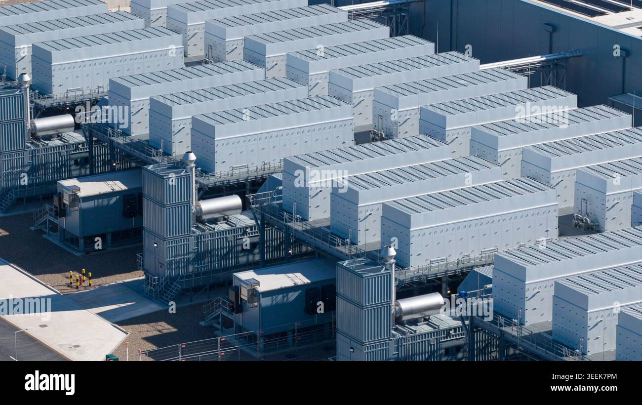Vista droni di un data center quasi operativo a Groningen Westpoort, che mostra i sistemi HVAC, i generatori di backup di emergenza, l'infrastruttura server e Un Foto Stock